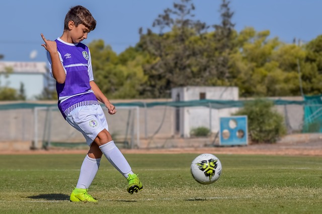 曼城德布劳内助攻斯特林破门