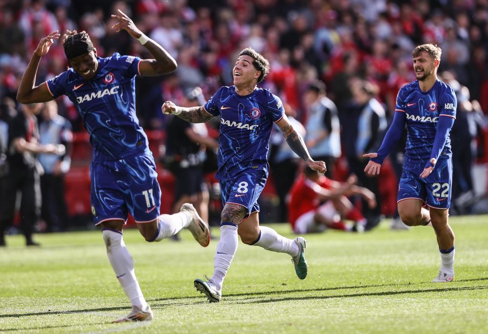 记者：兰克尔踢成都前夜溜去深圳见女友，次日回来裤裆有血